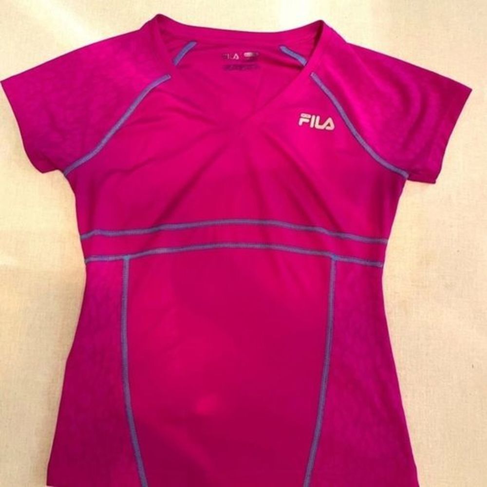 WOMEN’S Fila Sport Performance Running fuscia colored shirt size small